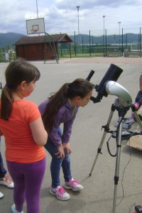 pogled skozi šolski teleskop